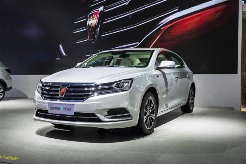 全新榮威950、榮威e950定義“高級轎車” 成都車展亮相售價(jià)16.88萬起 互聯(lián)網(wǎng)汽車上市一周年 系統(tǒng)升級帶來顛覆式進(jìn)化