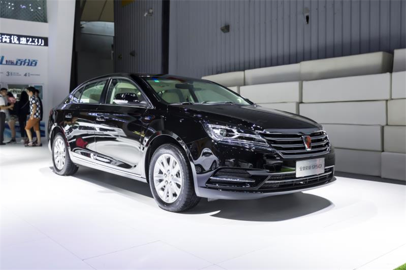 全新榮威950、榮威e950定義“高級轎車” 成都車展亮相售價(jià)16.88萬起 互聯(lián)網(wǎng)汽車上市一周年 系統(tǒng)升級帶來顛覆式進(jìn)化